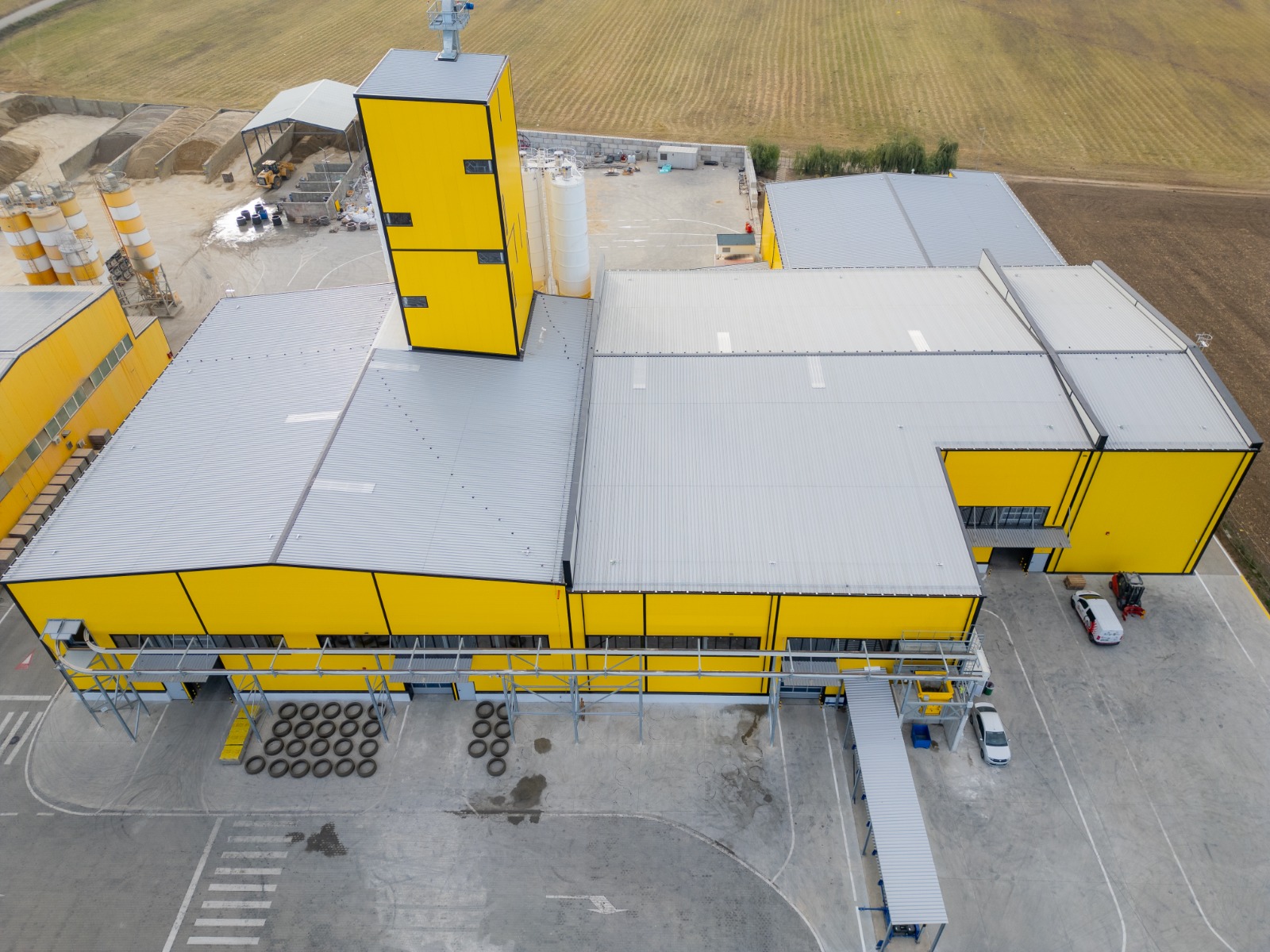 Vedere aeriană a halei de producție din Ariceștii Rahtivani